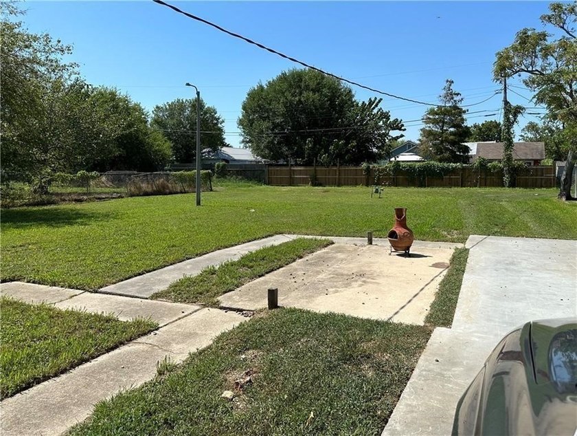 GREAT INCOME PRODUCING DUPLEX, BOTH UNITS HAVE 2 BEDS AND A BATH - photo 18