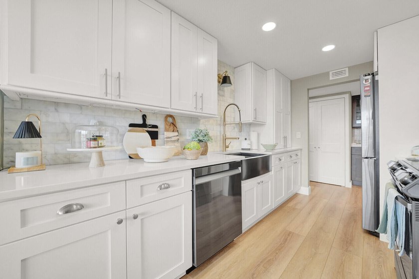 Welcome to this beautifully renovated 2 bedroom, 2 bathroom - photo 11