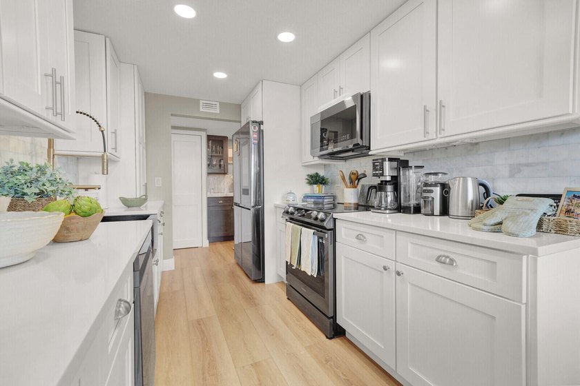 Welcome to this beautifully renovated 2 bedroom, 2 bathroom - photo 12