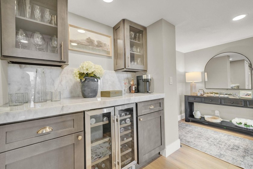Welcome to this beautifully renovated 2 bedroom, 2 bathroom - photo 16