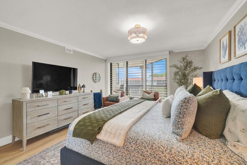 Welcome to this beautifully renovated 2 bedroom, 2 bathroom - photo 19