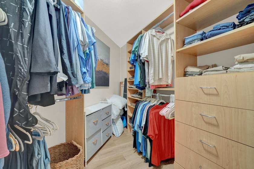 Welcome to this beautifully renovated 2 bedroom, 2 bathroom - photo 23