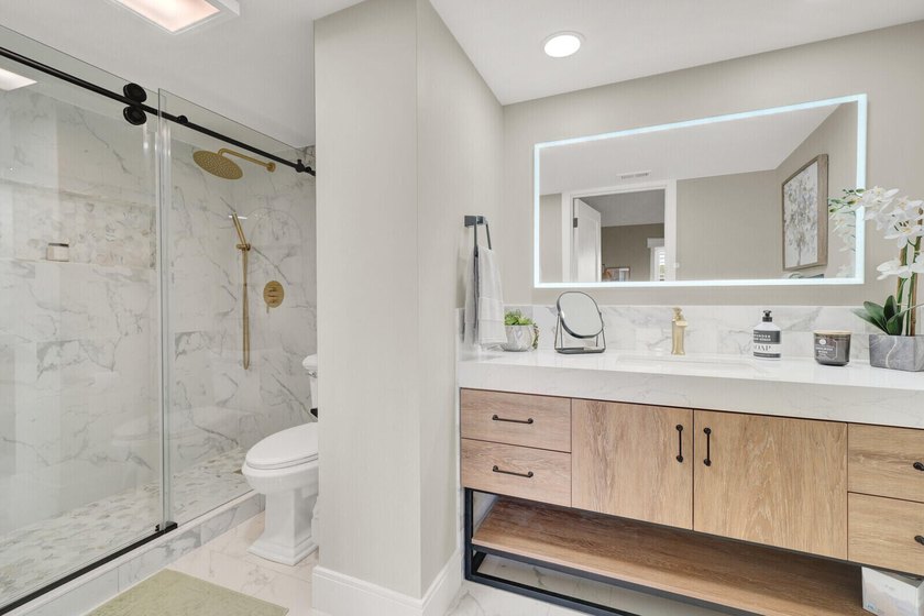 Welcome to this beautifully renovated 2 bedroom, 2 bathroom - photo 27