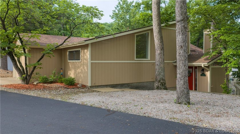 Professionally remodeled to perfection, this gorgeous Lake Ozark - photo 28