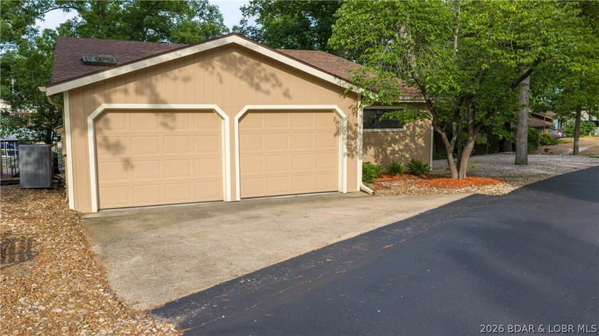 Professionally remodeled to perfection, this gorgeous Lake Ozark - photo 29