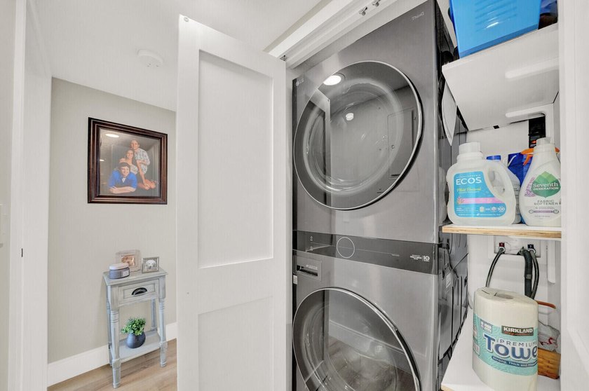 Welcome to this beautifully renovated 2 bedroom, 2 bathroom - photo 29