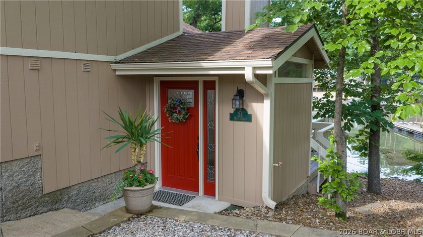 Professionally remodeled to perfection, this gorgeous Lake Ozark - photo 30