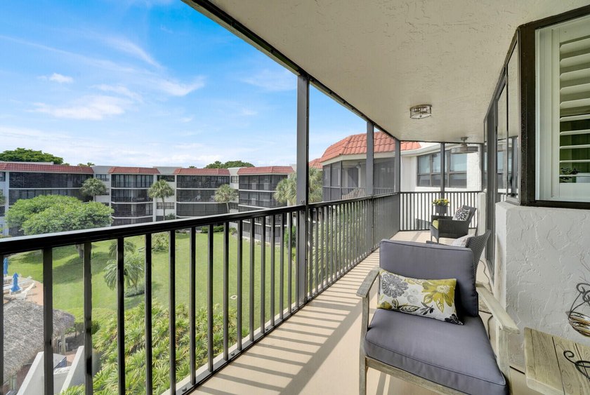 Welcome to this beautifully renovated 2 bedroom, 2 bathroom - photo 31