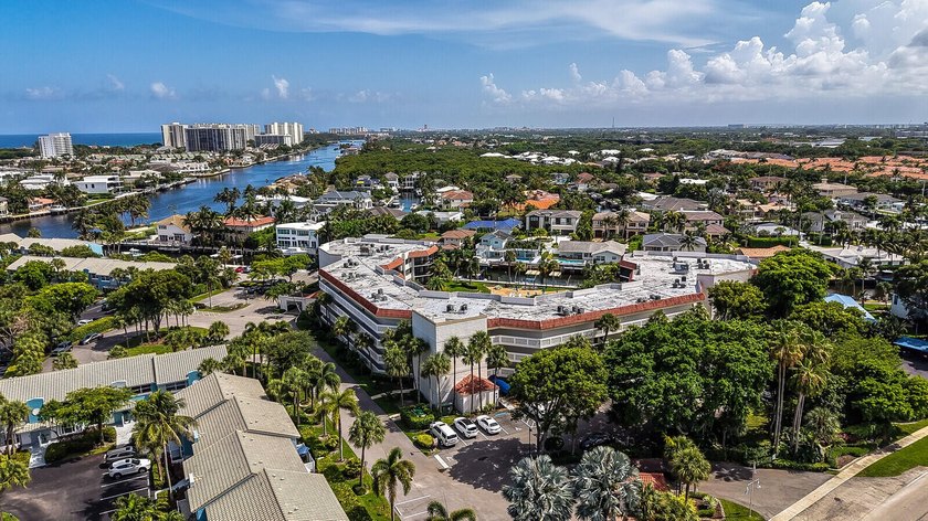 Welcome to this beautifully renovated 2 bedroom, 2 bathroom - photo 44