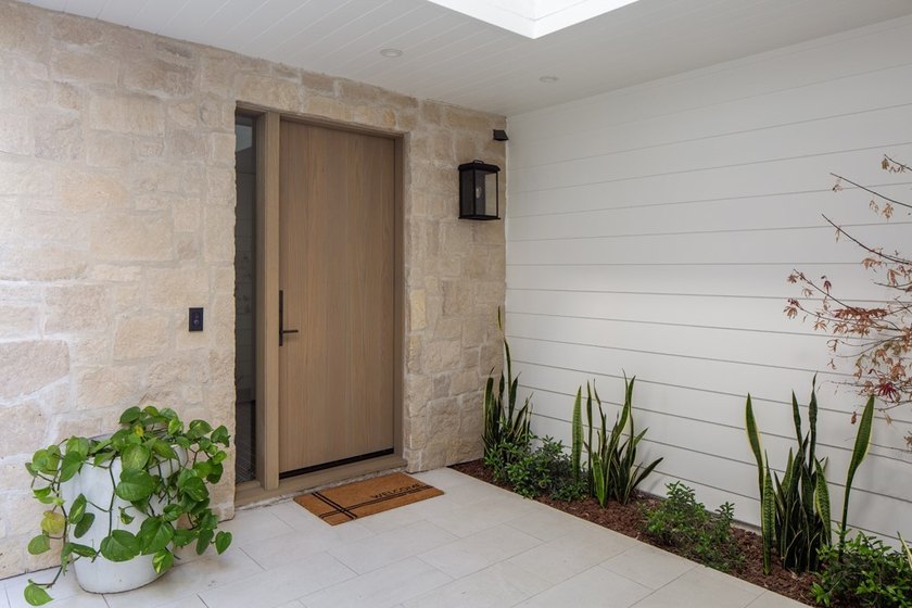 Stunning fully furnished luxury lease featuring a 2 bedroom, 2.5 - photo 2