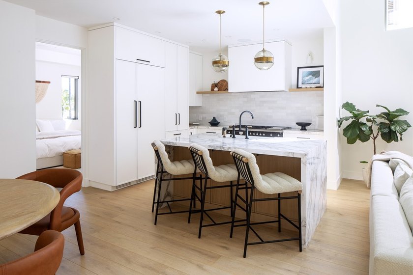 Stunning fully furnished luxury lease featuring a 2 bedroom, 2.5 - photo 3