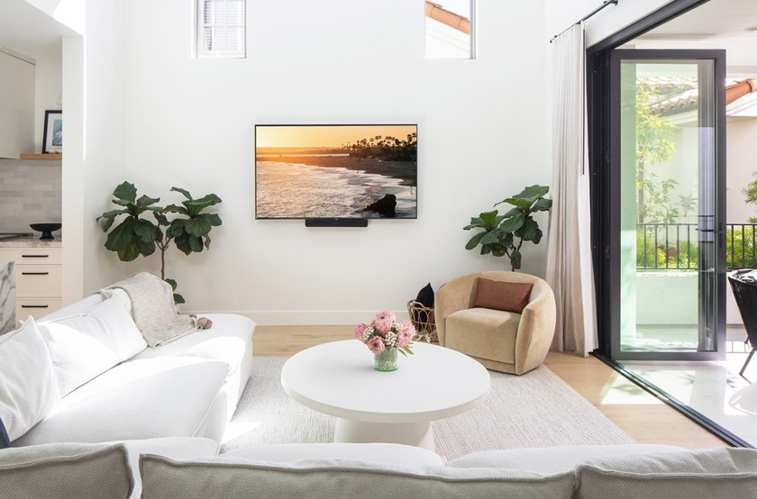 Stunning fully furnished luxury lease featuring a 2 bedroom, 2.5 - photo 6