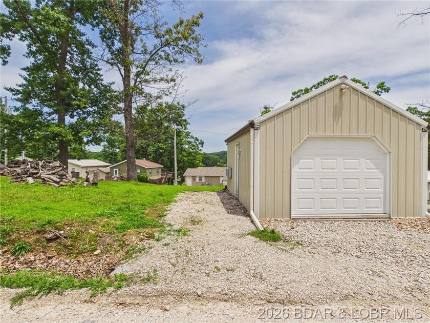 Enjoy lake living in this beautifully updated second-tier home - photo 39