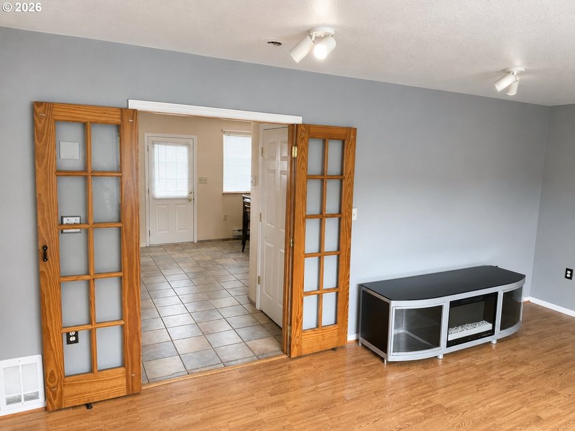 Custom-built home with beautiful river views and quality - photo 11