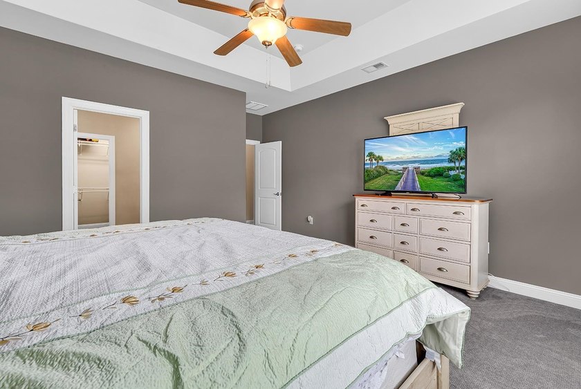 Welcome to this beautifully maintained custom-built home - photo 22