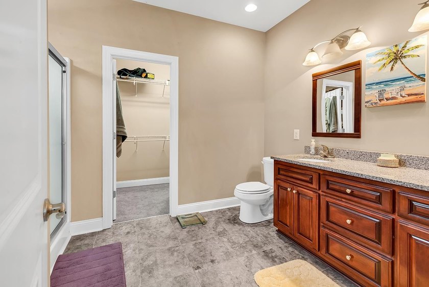 Welcome to this beautifully maintained custom-built home - photo 25