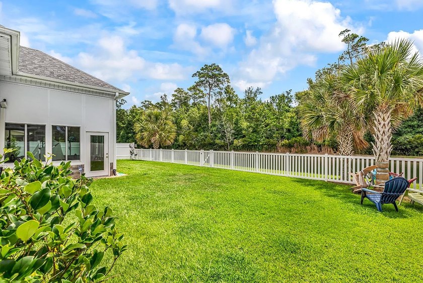 Welcome to this beautifully maintained custom-built home - photo 44