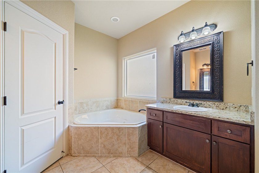 Big REDUCTITON: Seller says sell:This beautiful home in - photo 18