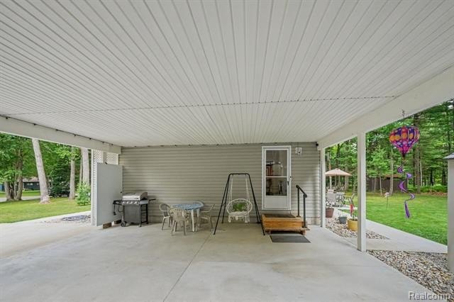 Better than new &amp; truly turnkey! Built in 2021, this custom - photo 22