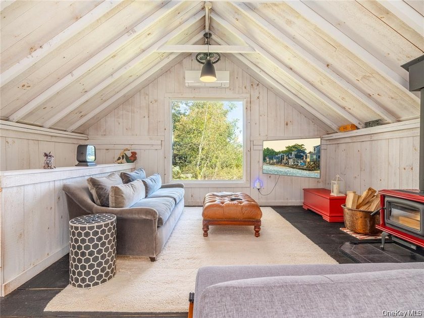 Set on 1.16 acres of beautifully landscaped and private grounds - photo 23