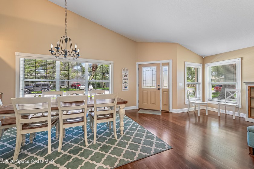 THIS IS A MUST SEE! Extremely Well-Maintained 3 Bed / 2 Bath - photo 7