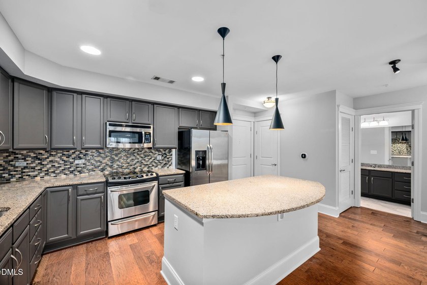 Incredible 6th floor home in the highly desirable 222 Glenwood! - photo 5