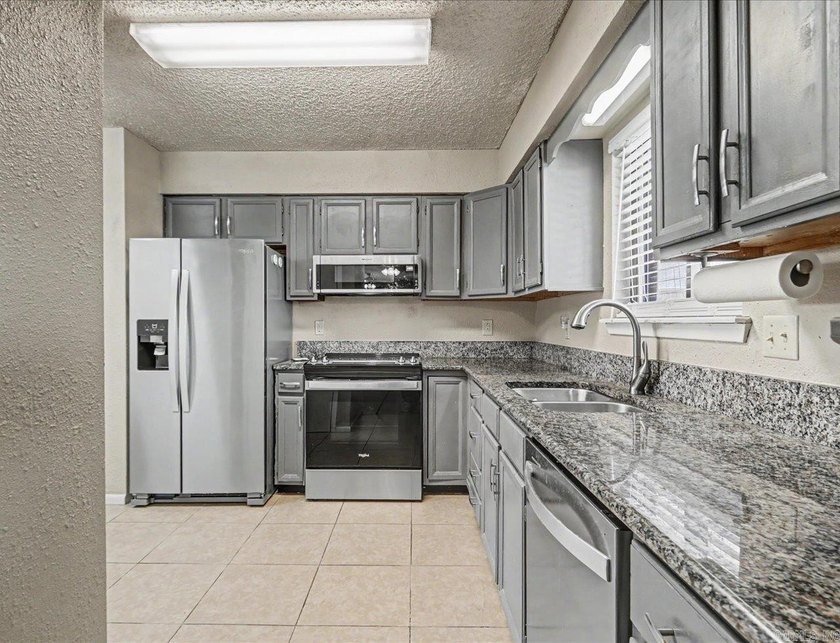 A Wonderful Lakefront Condo that Lives like a House Rather than - photo 12