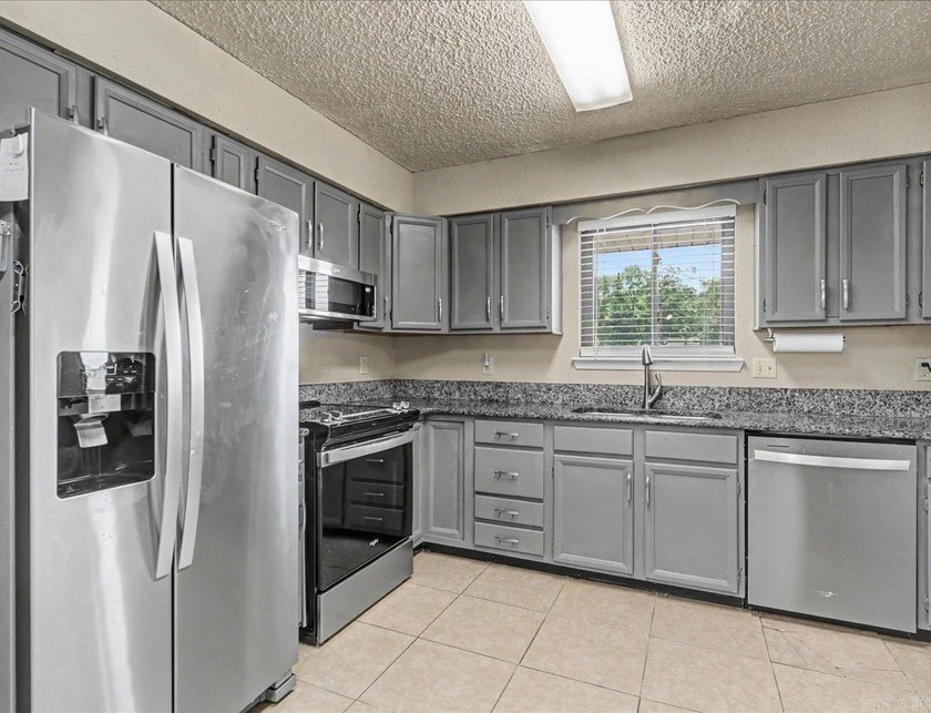 A Wonderful Lakefront Condo that Lives like a House Rather than - photo 14