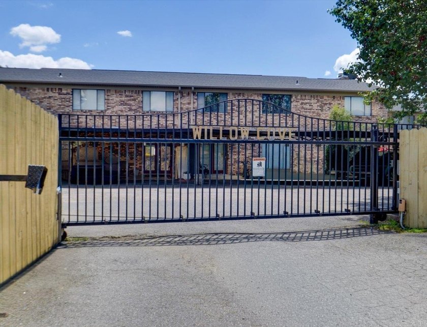 A Wonderful Lakefront Condo that Lives like a House Rather than - photo 31
