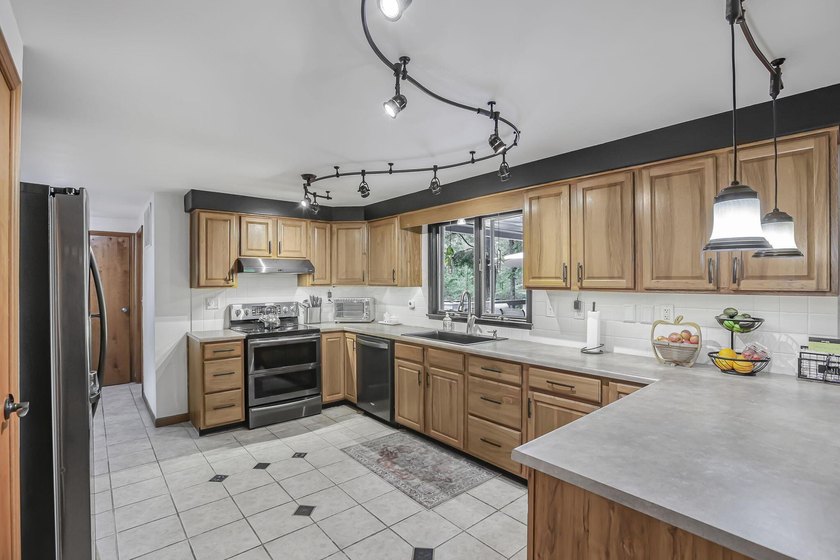 Welcome to Hideaway Hills and this spacious, beautifully updated - photo 17