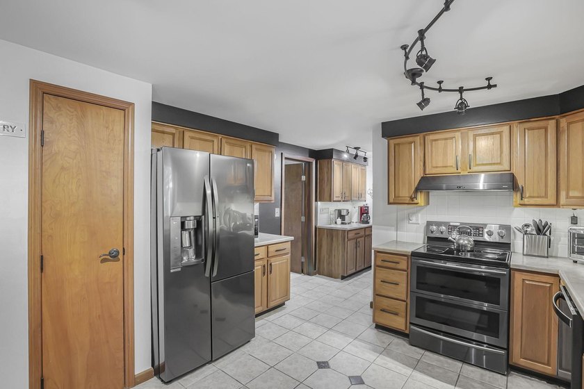 Welcome to Hideaway Hills and this spacious, beautifully updated - photo 20