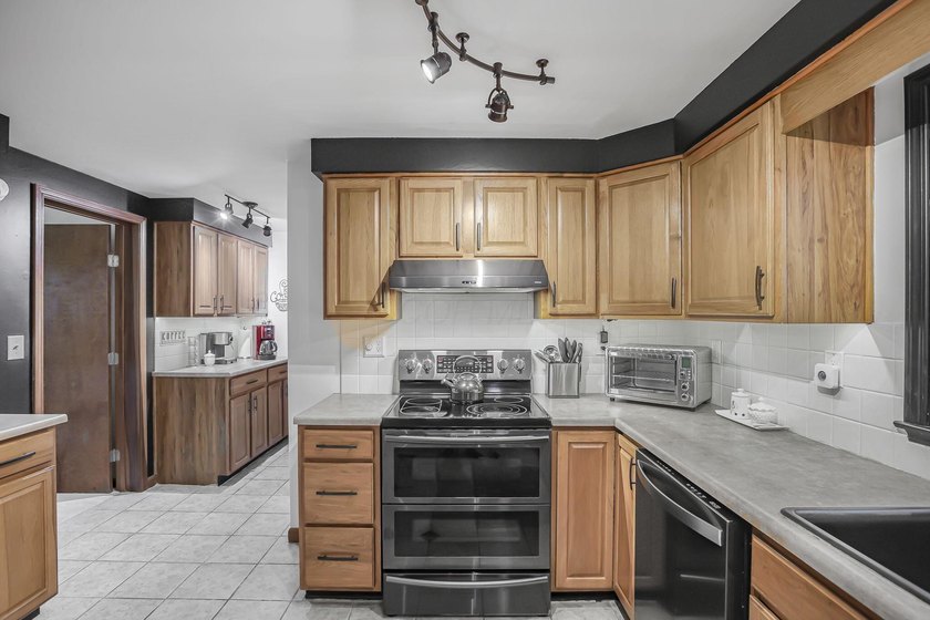 Welcome to Hideaway Hills and this spacious, beautifully updated - photo 21
