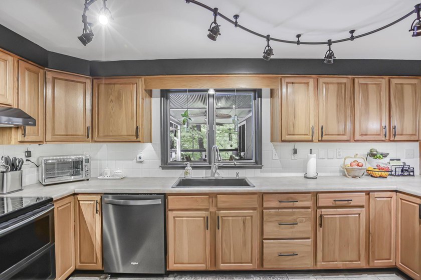 Welcome to Hideaway Hills and this spacious, beautifully updated - photo 23