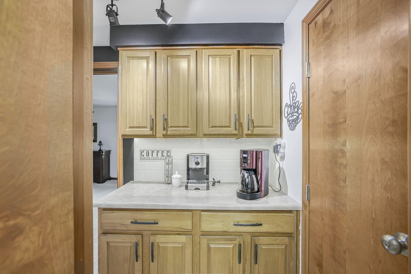 Welcome to Hideaway Hills and this spacious, beautifully updated - photo 25