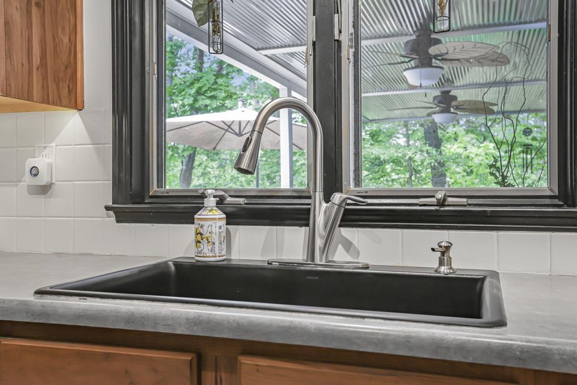 Welcome to Hideaway Hills and this spacious, beautifully updated - photo 26