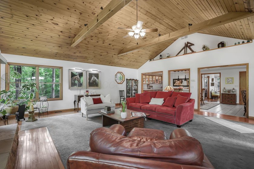Welcome to Hideaway Hills and this spacious, beautifully updated - photo 30
