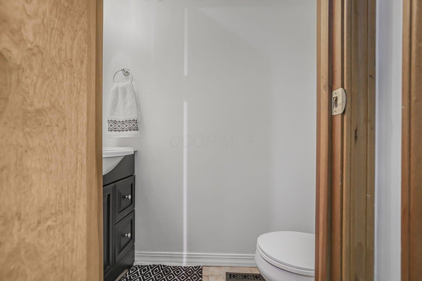 Welcome to Hideaway Hills and this spacious, beautifully updated - photo 39