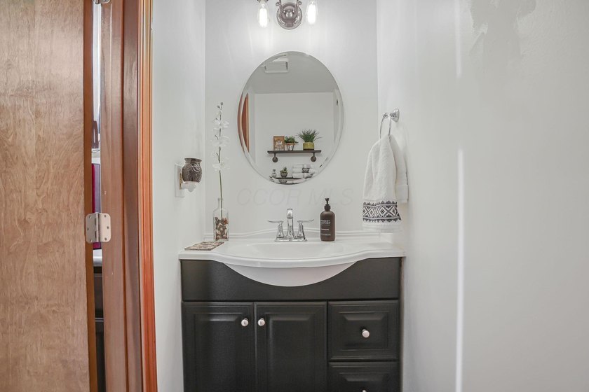 Welcome to Hideaway Hills and this spacious, beautifully updated - photo 40
