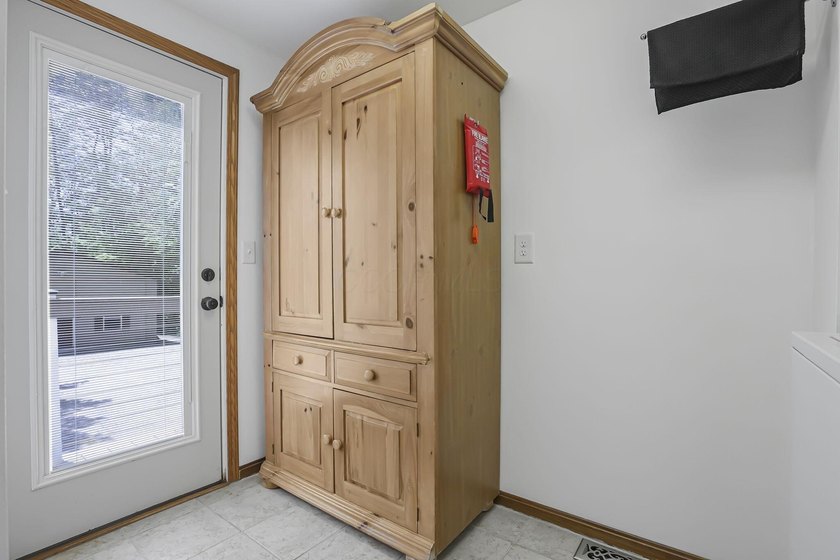 Welcome to Hideaway Hills and this spacious, beautifully updated - photo 41