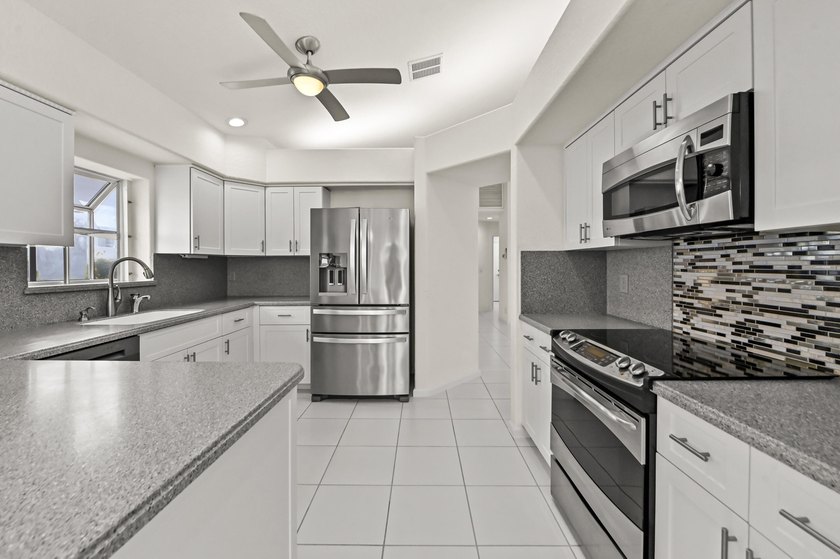 Welcome to a beautifully bright and thoughtfully updated Boynton - photo 12