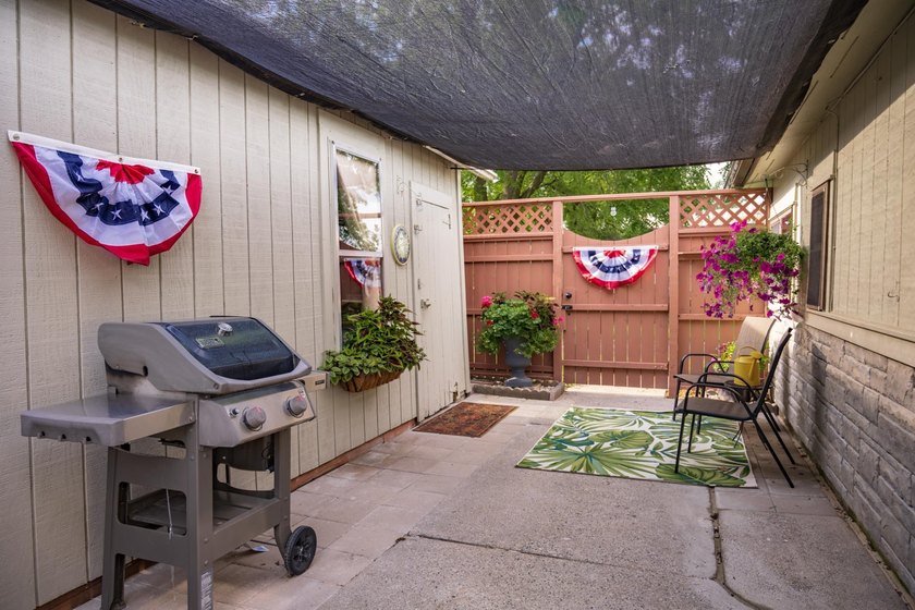 Cute as a button and completely refreshed! This charming 2-bed - photo 16