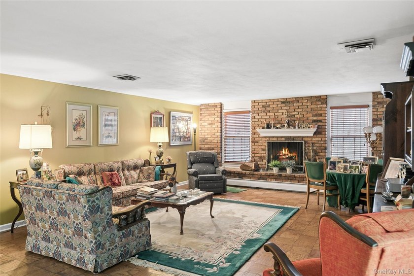 Roslyn, Flower Hill 5 Bedroom, 3 Bath Sprawling Ranch on - photo 15