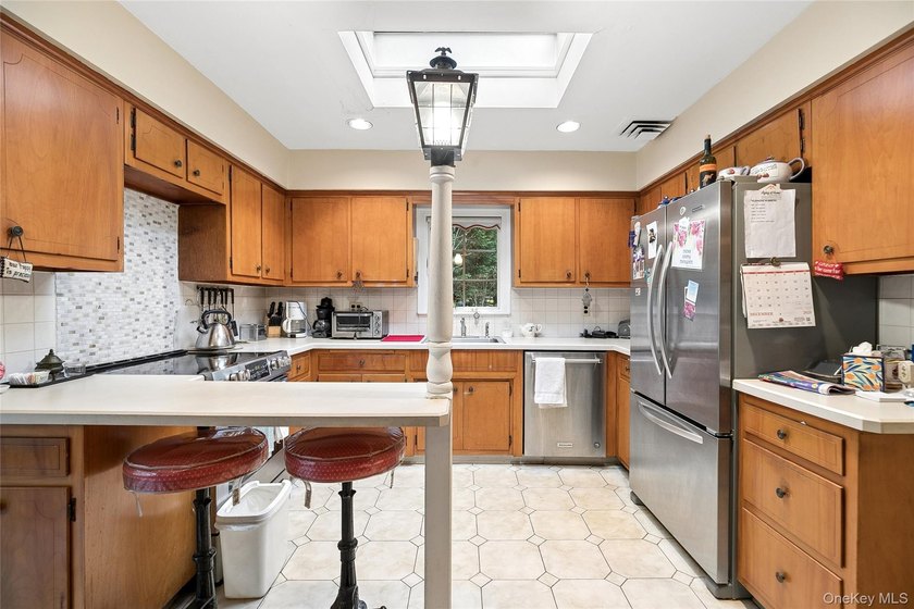 Roslyn, Flower Hill 5 Bedroom, 3 Bath Sprawling Ranch on - photo 22