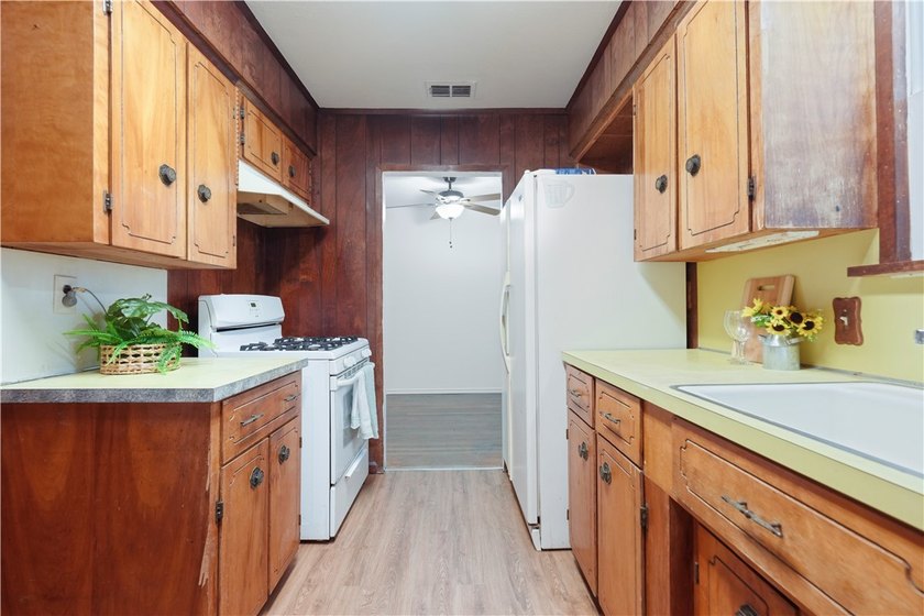 Welcome to 1821 Hawthorne, a solid home with classic character - photo 6