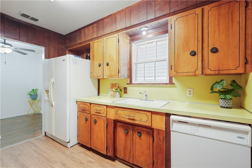 Welcome to 1821 Hawthorne, a solid home with classic character - photo 7