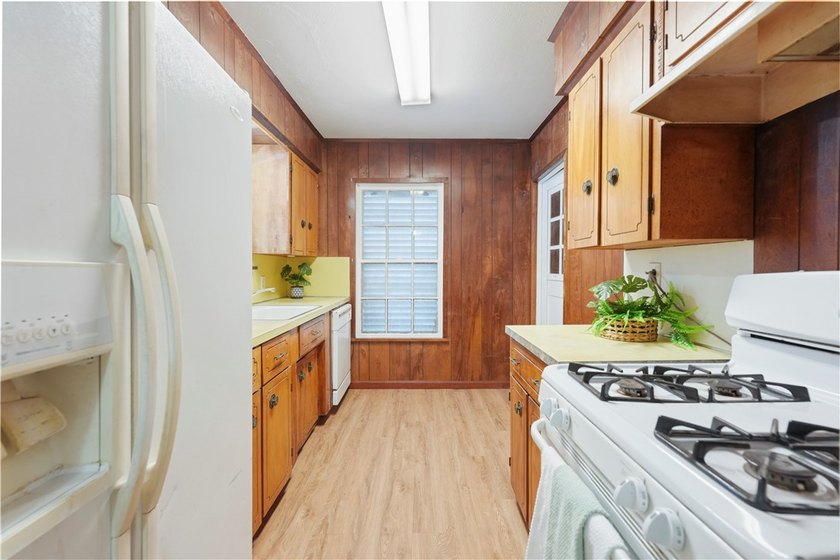 Welcome to 1821 Hawthorne, a solid home with classic character - photo 8