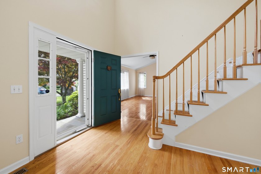 Welcome to 20 Pequot Court! These original owners have - photo 2