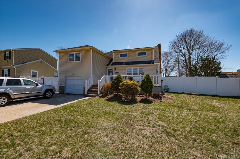 Opportunity awaits! Do not miss out on this gorgeous split level - photo 2