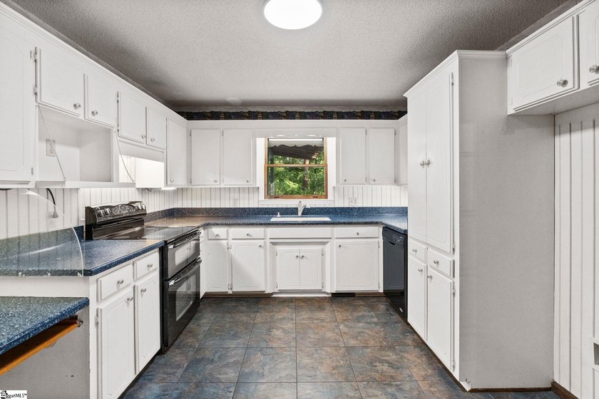 The home features 3 bedrooms, 2.5 bathrooms, and a spacious - photo 15