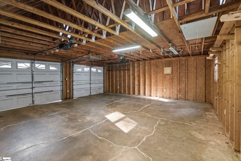 The home features 3 bedrooms, 2.5 bathrooms, and a spacious - photo 23